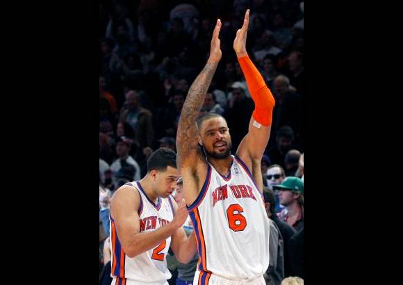 Reuters - El pívot Tyson Chandler que hizo su debut con los Knicks cumplió con su labor defensiva bajo los aros al poner seis tapones, anotó siete puntos y capturó tres rebotes.