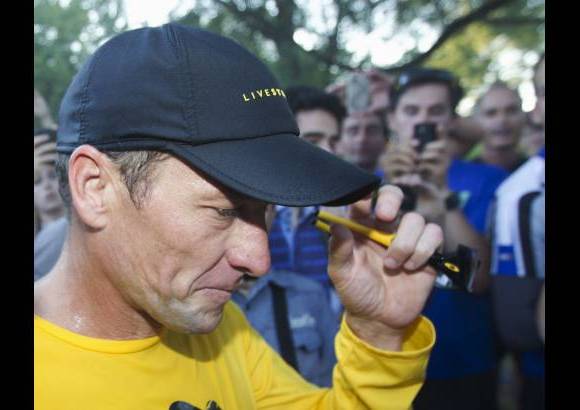 Foto Reuters - A donde quiera que ha ido, Lance Armstrong promueve su fundaci&#243;n Livestrong que se inici&#243; con la venta de manillas