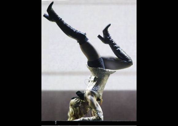 Foto Reuters - Madonna en plena actuaci&#243;n durante su Reinvention tour de 2004.
