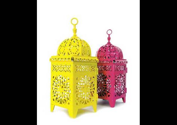 Objetos con encanto Oriental - Hoy se valen las mezclas y la combinación de elementos decorativos de otras culturas en los espacios. La forma y el colorido de estos faroles, de Mirano, tienen un indiscutible estilo Oriental. Objetos que se lucen en vitrinas de las tiendas de decoración de la ciudad.