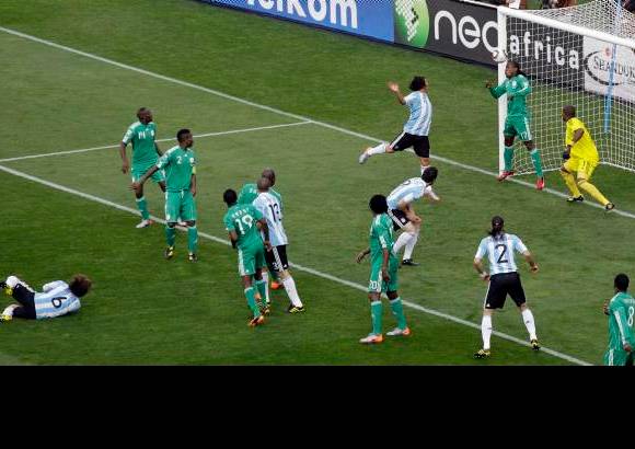 AP - Nada pudo hacer el arquero de Nigeria, el arquero Vincent Enyeama, una de las figuras del compromiso.