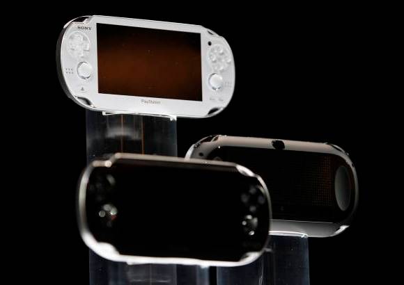 Reuters - La consola cuenta con una peque&#241;a tarjeta con memoria flash capaz de almacenar t&#237;tulos de software, complementos para juegos y de guardar datos de las partidas.