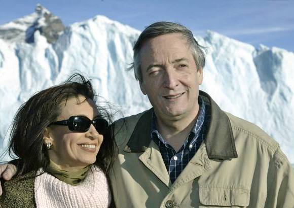 Reuters - N&#233;stor Kirchner y Cristina Fern&#225;ndez en frente del glaciar Perito Moreno en El Calafate, en la provincia patag&#243;nica de Santa Cruz, durante unas vacaciones el 17 de mayo de 2003.