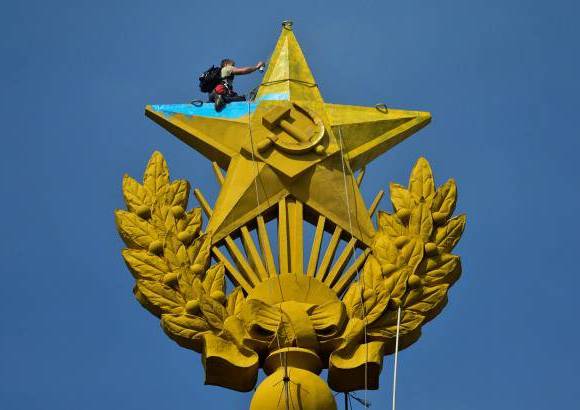 AFP - El rascacielos moscovita, de 176 metros de altura, es uno de los &#237;conos de la era sovi&#233;tica y se encuentra al este del Kremlin. Aunque la estrella que corona la edificaci&#243;n es dorada, se le llama la &quot;estrella roja&quot;, en alusi&#243;n a la revoluci&#243;n comunista. Manifestantes escalaron el edificio y pintaron la estrella con los colores nacionales de Ucrania. 4 personas fueron detenidas por el hecho.