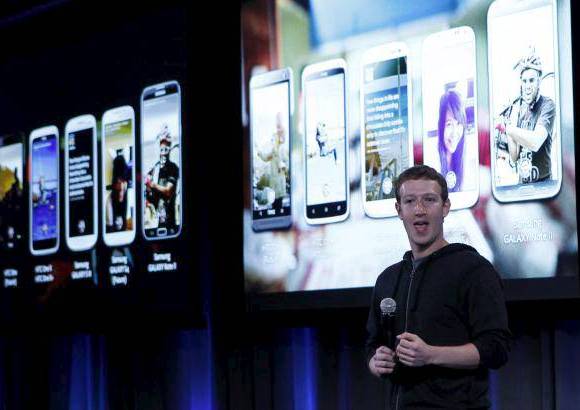 Reuters - El director general de Facebook, Mark Zuckerberg, indic&#243; que la empresa no est&#225; construyendo un tel&#233;fono o un sistema operativo. M&#225;s bien, Facebook est&#225; presentando una experiencia m&#243;vil llamada Home.