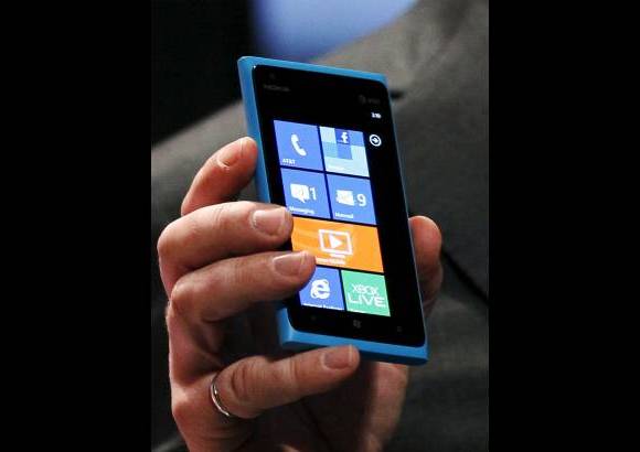 Reuters - Uno de los lanzamientos m&#225;s esperados de la Feria CES, de Las Vegas, fue el tel&#233;fono inteligente Nokia Lumia 900. Este tel&#233;fono es el primero con 4G LTE, que corre con la plataforma de Windows Phone, de Microsoft.