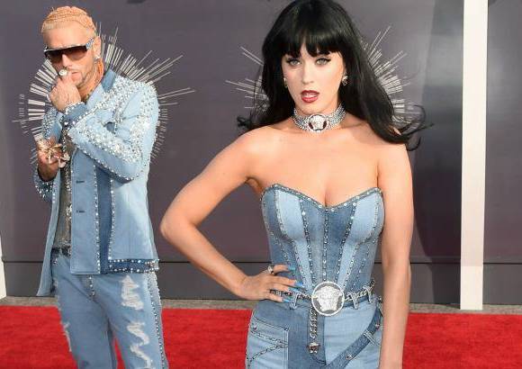 AFP - Perry, junto con el rapero Riff Raff, visti&#243; toda de mezclilla en una oda a los atuendos que Justin Timberlake y Britney Spears usaron en el 2001 para los American Music Awards.