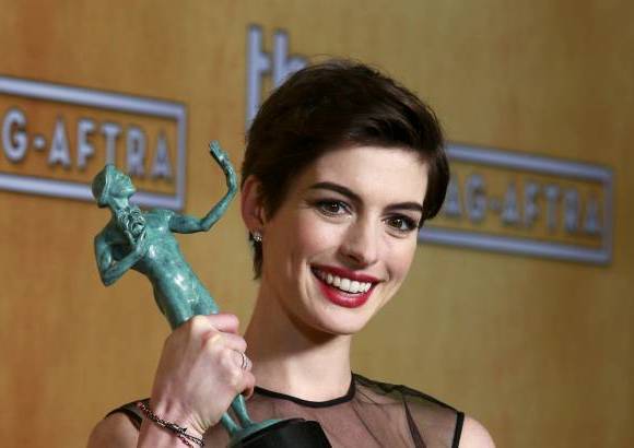 FOTO REUTERS - Anne Hathaway obtuvo la &#250;nica victoria para la pel&#237;cula Los Miserables, como mejor actriz secundaria.