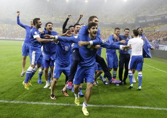 AP - El equipo de Grecia celebra su clasificación al Mundial de fútbol Brasil 2014.