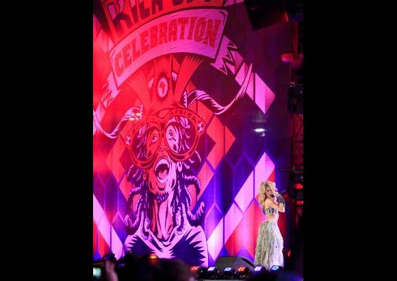 Reuters - La &#250;ltima en actuar y que llev&#243; el concierto a su punto &#225;lgido, fue Shakira.