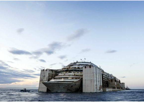 AFP - El naufragado crucero Costa Concordia complet&#243; el domingo su &#250;ltimo viaje.