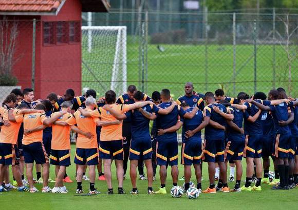 FOTO AFP - Cerca de 800 aficionados acompañaron a la Selección Colombia que cumplió este lunes con el entrenamiento del día en la sede del Sao Paulo, en Cotía.