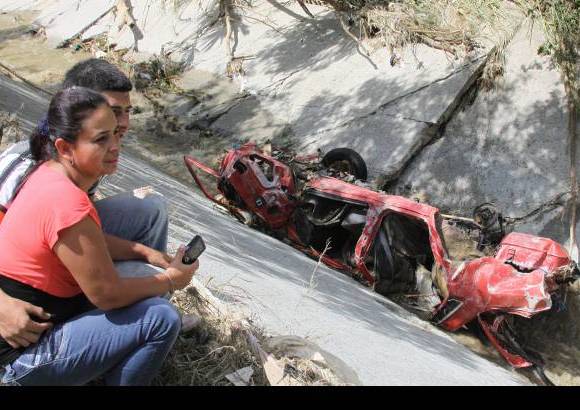 Henry Agudelo - Dos d&#237;as de intenso verano ayudaron a Daniel Aristiz&#225;bal, de 18 a&#241;os, a rescatar lo que quedaba de su carro Mazda 323 de placas LIA 527, de las ahora aguas calmadas de la quebrada La Picacha, en Bel&#233;n Las Violetas.