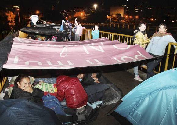 Foto R&#243;binson Saenz - En la noche del lunes lleg&#243; la lluvia y aparecieron carpas y pl&#225;sticos de toda clase.