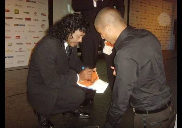 - Acá firmándole un autografo al reconocido jugador francoargentino David Trezeguet.