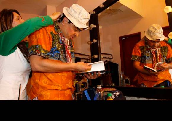 EL COLOMBIANO - Suso da las últimas miradas al libreto antes de comenzar la entrevista con Natalia París.