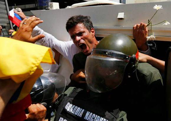 Reuters - El dirigente opositor llevaba en las manos la bandera nacional.