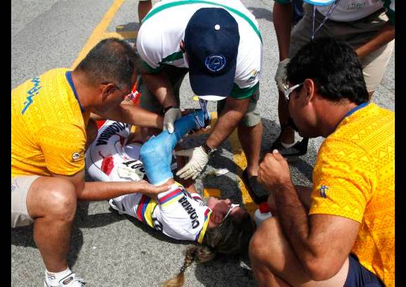 Reuters - La antioque&#241;a Mar&#237;a Luisa Calle se lesion&#243; la mu&#241;eca y el codo al caer este mi&#233;rcoles en la tercera vuelta de la prueba femenina de ciclismo en ruta de los Juegos Centroamericanos y del Caribe de Mayag&#252;ez.