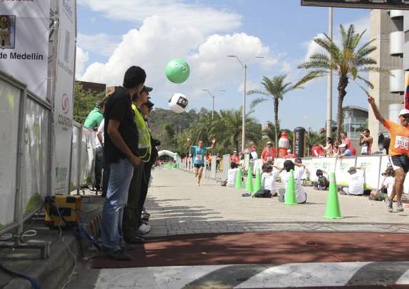 Esteban Jaramillo y Sebastián Salazar - Más de 10 mil competidores se dieron cita en esta histórica cita deportiva que se corría en las modalidades de 5, 10, 21 y 42 kilómetros.