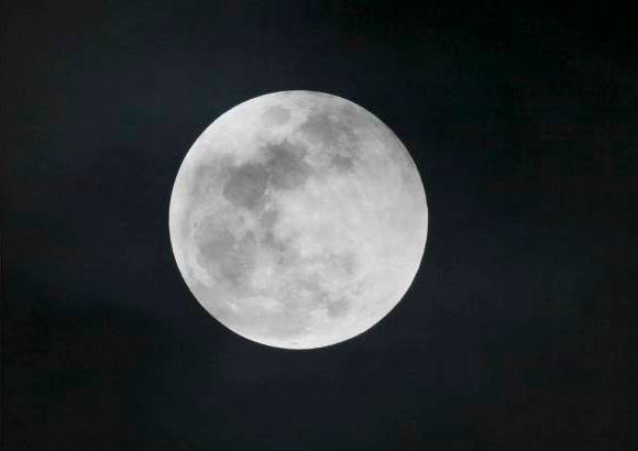 AP - El eclipse lunar de este mi&#233;rcoles coincidi&#243; con la luna llena de junio.