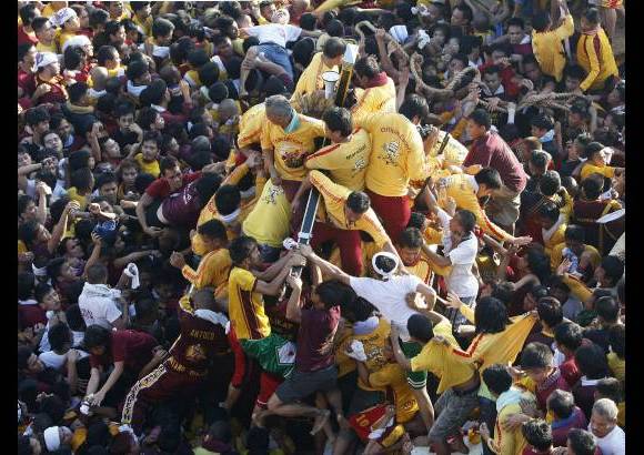 AP - El Nazareno Negro es una talla de madera que lleg&#243; a Manila el 31 de mayo de 1606 con una misi&#243;n de religiosos agustinos que viajaron desde la ciudad mexicana de Acapulco y que se ha convertido en uno de los referentes religiosos m&#225;s importantes de la excolonia espa&#241;ola y &#250;nica naci&#243;n de mayor&#237;a cat&#243;lica de Asia. Los fieles atribuyen incontables milagros y cuentan que sobrevivi&#243; a grandes terremotos, a incendios y al bombardeo de Manila durante la Segunda Guerra Mundial.