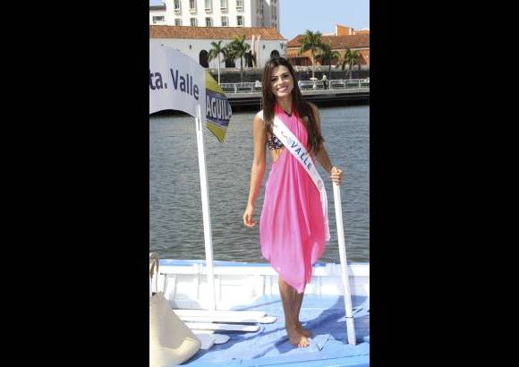 Colprensa - En este tradicional evento, las candidatas recorrieron la bahía de Cartagena, acompañadas de los cadetes de la Escuela Naval. La cita final fue en el Club Naval, donde las candidatas desfilaron en un acto de carácter benéfico para la Acción Social Naval.