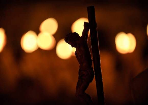 Reuters - La duquesa de Alba, Cayetana Fitz-James Stuart, la arist&#243;crata espa&#241;ola con m&#225;s abolengo y una de las mujeres m&#225;s ricas del pa&#237;s, se cas&#243; este mi&#233;rcoles en Sevilla por tercera vez y con un hombre 25 a&#241;os m&#225;s joven que ella.