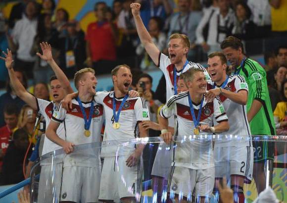 FOTO AFP - Alemania, campeona del Mundial de Brasil 2014 al ganar en la prórroga de la final a Argentina (1-0) en el estadio de Maracaná de Río de Janeiro, sumó su cuarto título de esta competición, de la que no era el vencedor desde hace 24 años, desde Italia 90' ante el mismo rival con idéntico marcador.