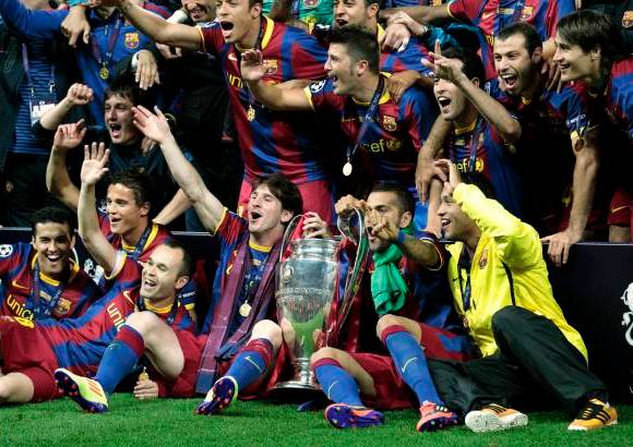 AP - Mención aparte para van der Sar, que en el último partido de su carrera desentonó en varias ocasiones, incluyendo en ese gol de Pedro en el que se quedó inmóvil observando la pelota.