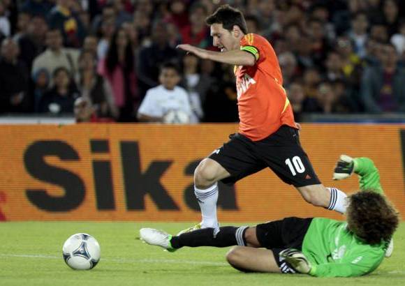 Mauricio Alvarado-Colprensa - Daddy Yankee y Jorge Celed&#243;n ofrecieron el espect&#225;culo musical, mientras en la cancha el p&#250;blico se deleit&#243; con los goles de Messi, Falcao, James, Robinho y compa&#241;&#237;a.