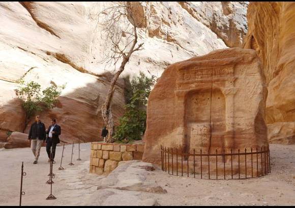 Reuters - El presidente Barack Obama camina con Suleiman al-Farajat, profesor de turismo en la Universidad de Jordania, pasando por un antiguo santuario en Petra.