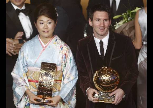 Reuters - La capitana de la selecci&#243;n japonesa y Bota de Oro del pasado Mundial de Alemania, Homare Sawa gan&#243; como Mejor Jugadora del A&#241;o. El premio fue entregado por la cantante colombiana Shakira.