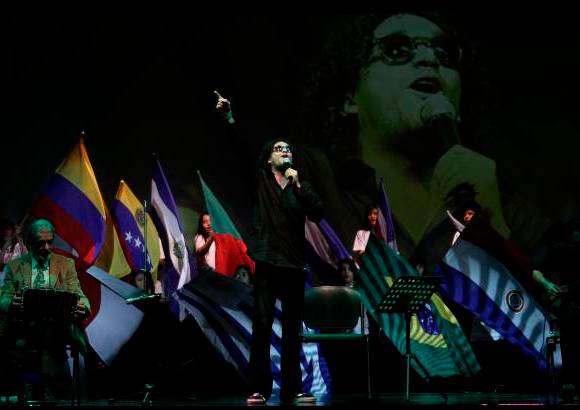 Hern&#225;n Venegas - El maestro argentino Rodolfo Mederos acompa&#241;&#243; a Andr&#233;s Cepeda en la interpretaci&#243;n de Canci&#243;n con todos.