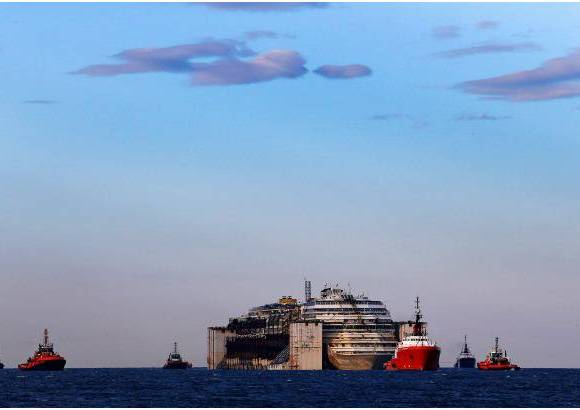 Reuters - El mi&#233;rcoles, 23 de julio, las remolcadoras comenzaron el viaje de cinco d&#237;as hacia G&#233;nova, donde tiene su sede la propietaria del barco, Costa Corciere Spa.