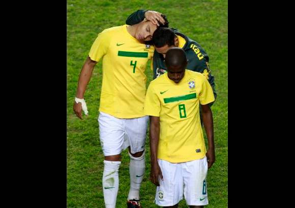 Paulo Whitaker, Reuters - Los brasile&#241;os Thiago Silva y Ramires son consolados por uno de sus compa&#241;eros. Brasil se nubl&#243; en los lanzamientos desde el punto penalti.