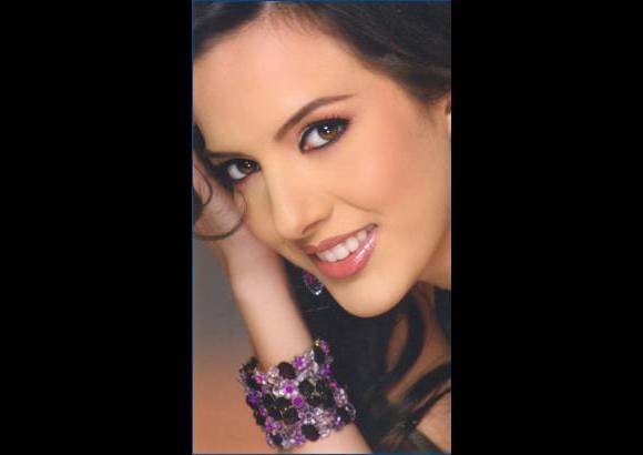 Cortes&#237;a Concurso Nacional de Belleza - Violeta, quien naci&#243; en Par&#237;s, Francia, tiene 22 a&#241;os. Sus medidas son: 90-63-93 y su estatura es de 1.76 metros. Sus ojos son color miel, su cabello casta&#241;o y su piel blanca. Cursa estudios de Comunicaci&#243;n Social, de la Universidad del Cauca. Le encanta la danza, la nataci&#243;n, el teatro y el arte. Es hija de Michel Bergonzi y Mercedes G&#243;mez S&#225;nchez.