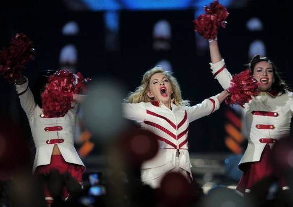 AP - Con 45 minutos de retraso, la diva del pop ha hecho una aparición estelar dentro de una urna y rodeada de proyecciones que han convertido el Palau Sant Jordi en una catedral gótica.