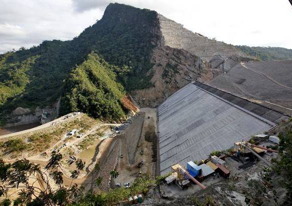 Julio C&#233;sar Herrera - La presa del embalse tiene una altura de 190 metros y una base de 500 metros.