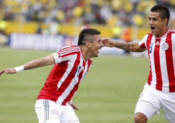 REUTERS - Paraguay se derrumb&#243; tras adelantarse en el marcador, cuando un mal rechazo de la defensa dej&#243; servido un bal&#243;n para que Luis Caballero anotara el gol de la victoria parcial.