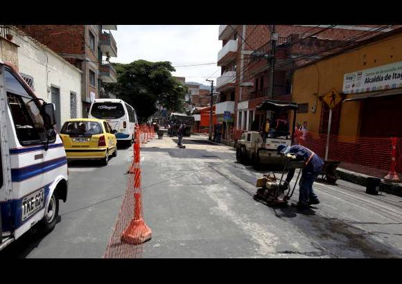 - La Alcald&#237;a de Itag&#252;&#237; invierte cerca de 50 mil millones de pesos en la recuperaci&#243;n de la malla vial.