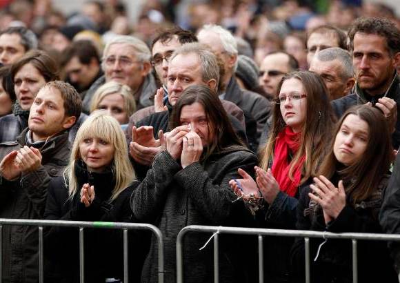 AP - Los checos aprovecharon la última jornada para decir adiós al dramaturgo y expresidente Vaclav Havel, fallecido el domingo, cuyos restos mortales pudieron visitar en el Castillo de Praga.
