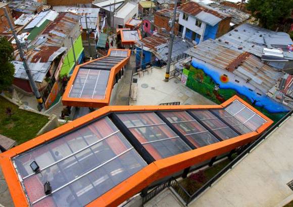 EDWIN BUSTAMANTE - Las escaleras eléctricas de la comuna 13 son únicas en el mundo. Reemplazan 400 escalones de concreto y son del tamaño de un edificio de 28 pisos.