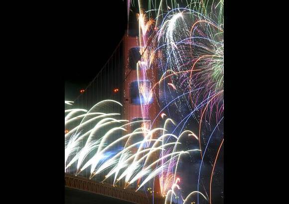 AP - Un espectáculo de fuegos artificiales puso fin a toda una jornada de festejos en la bahía de San Francisco.
