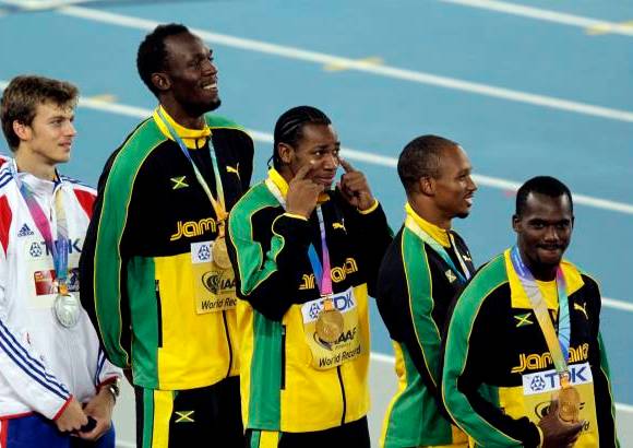 AP - Usain Bolt se gan&#243; el perd&#243;n que hab&#237;a pedido al p&#250;blico por su descalificaci&#243;n en la final de 100 metros y regal&#243; a los aficionados una recta final majestuosa que coron&#243; el triunfo del relevo jamaicano 4x100 con un nuevo r&#233;cord mundial de 37,04, el &#250;nico de los campeonatos.