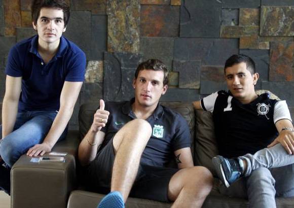Julio C&#233;sar Herrera - Franco Armani, Farid D&#237;az y Santiago Tr&#233;llez tambi&#233;n bajaron al lobby, y aunque no estaban autorizados para dar declaraciones a la prensa, s&#237; charlaban animadamente.