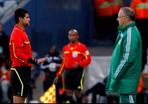 AP - Ruiz expulsó a un jugador de Nigeria y fue criticado por el técnico del cuadro africano, el sueco Lars Lagerback.
