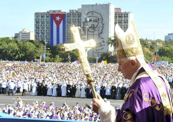 REUTERS - En 2012 se convirti&#243; en el segundo Papa que visita Cuba en la historia de la Iglesia, despu&#233;s de Juan Pablo II. En noviembre de 2012 present&#243; &quot;La Infancia de Jes&#250;s&quot;, en el que sorprendi&#243; con su reflexi&#243;n sobre la ausencia de la mula y el buey en el pesebre donde naci&#243; Jes&#250;s.