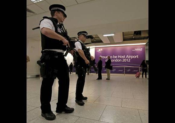 AP - La seguridad es extrema en cada rincón de Londres. El primer ministro británico, David Cameron, defendió la seguridad de los Olímpicos al asegurar que el Gobierno siguió de cerca los posibles problemas que pudieran surgir desde que asumió el poder en 2010.