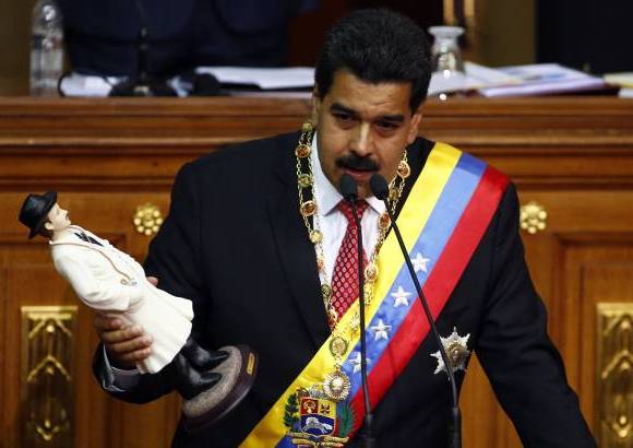 RE - El presidente de Venezuela Nicolas Maduro sostiene la figura de Jos&#233; Gregorio Hern&#225;ndez para rezar por la salud de la presidenta de Argentina Cristina Fern&#225;ndez.