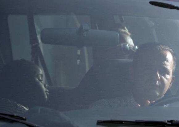 Julio Cesar Herrera - Madonna junto a su hija Mercy James saliendo del Hotel Intercontinental hacia el estadio para su concierto.